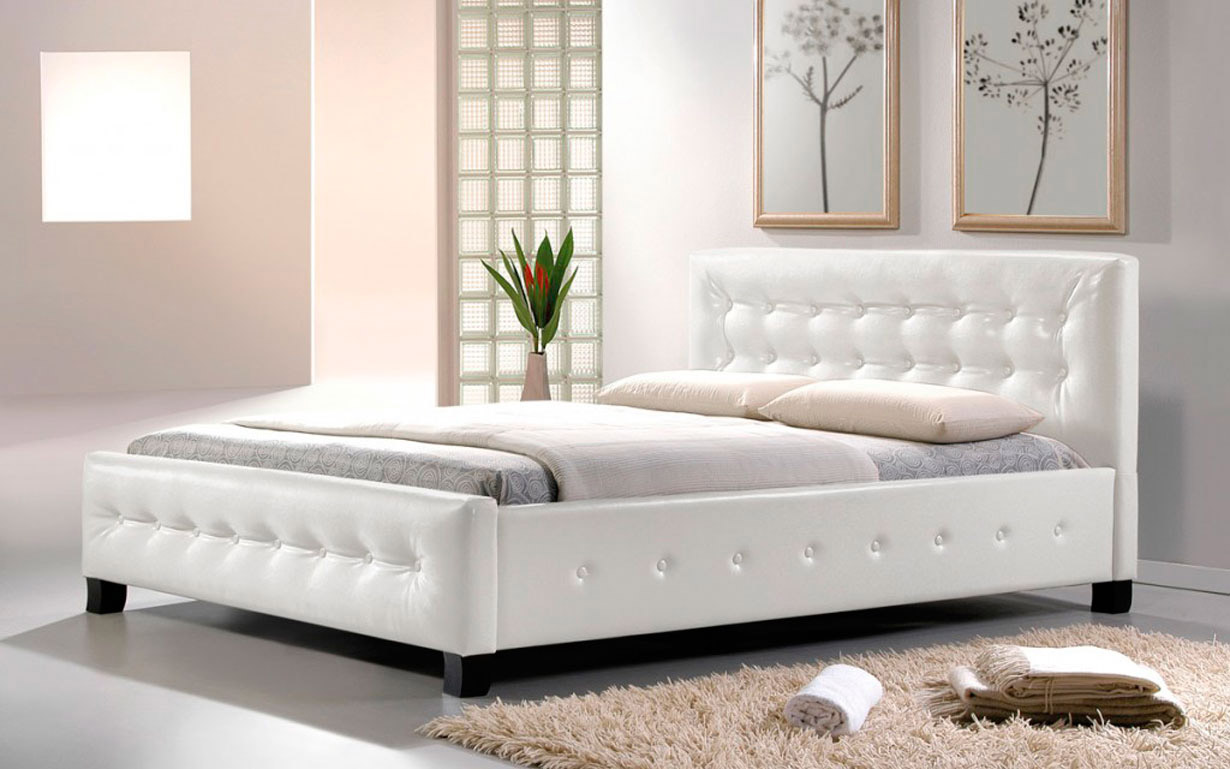 белая двуспальная кровать с матрасом